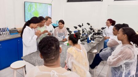 Aula prática aproxima calouros de Nutrição da realidade do laboratório na UniFat